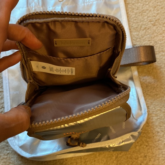 Lululemon crossbody NEW - Picture 4 of 6